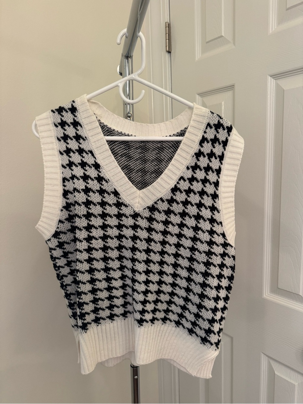 Amazon Black & White Houndstooth V-Neck Sweater Vest
